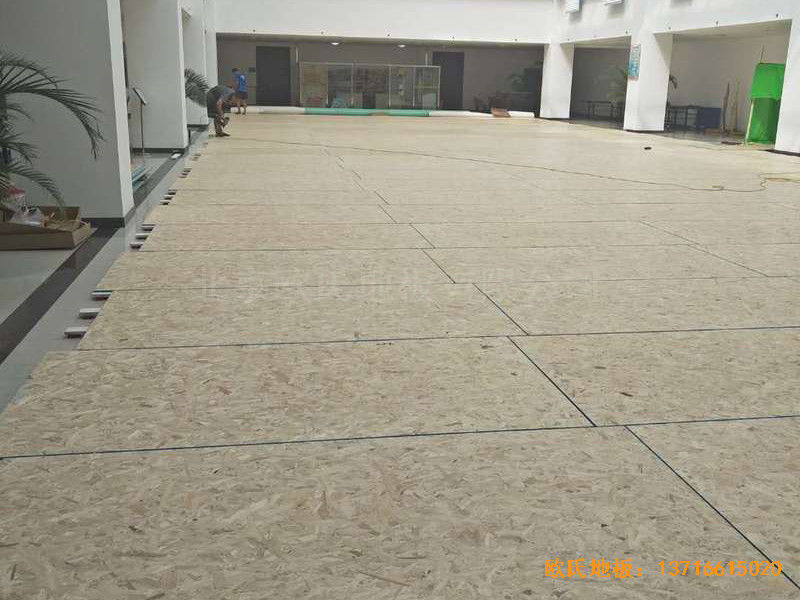 山東荷澤定陶新一中籃球館體育木地板安裝案例2