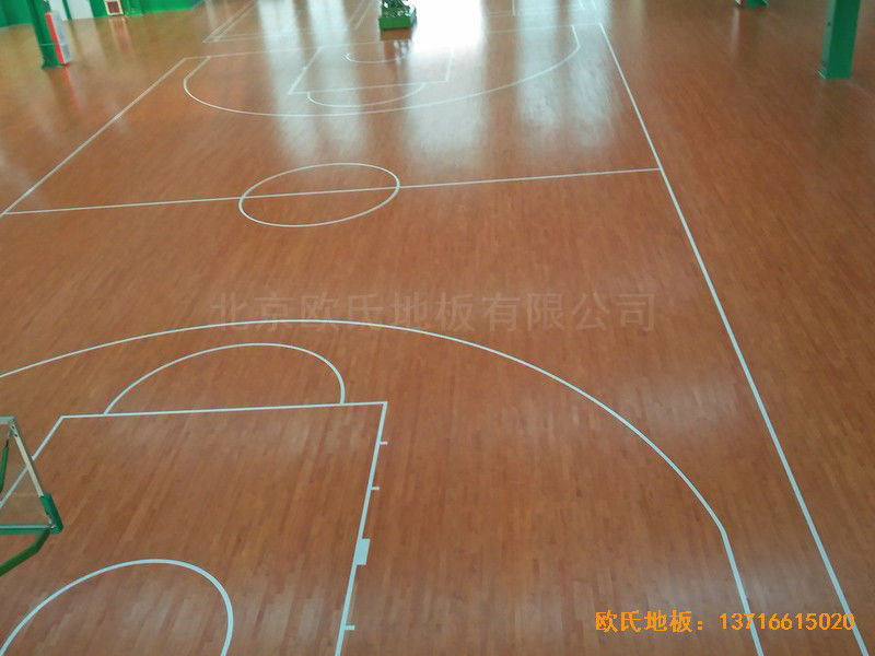 山東荷澤定陶新一中籃球館體育木地板安裝案例3