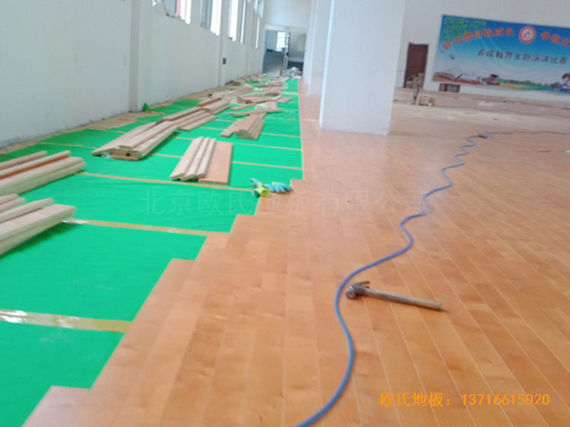 山東菏澤第六實驗小學籃球館運動木地板鋪設案例3