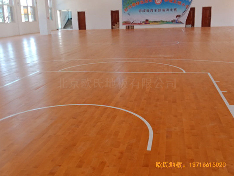山東菏澤第六實驗小學籃球館運動木地板鋪設案例4