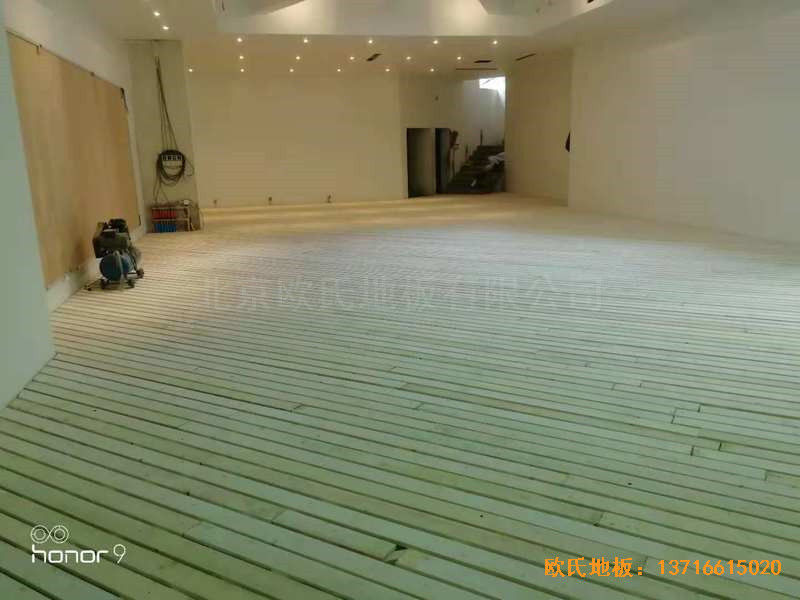 上海閔行西郊莊園2區156號籃球館體育木地板鋪裝案例0