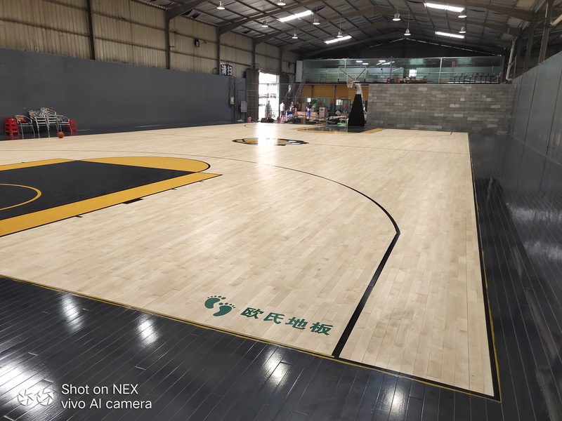 泉州僑鄉壹噸籃球場體育木地板施工案例